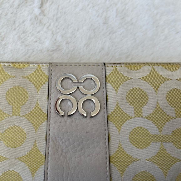 Coach zip around Wallet EUC - Picture 2 of 9